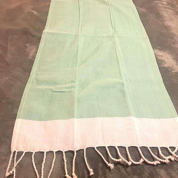 NEW Boutique sea foam green towels. Great for beach house bathroom or similar - Picture 3 of 5